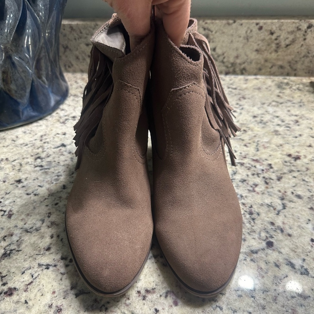 Steve Madden tassel suede taupe ish booties fringe size 10 - Picture 2 of 7